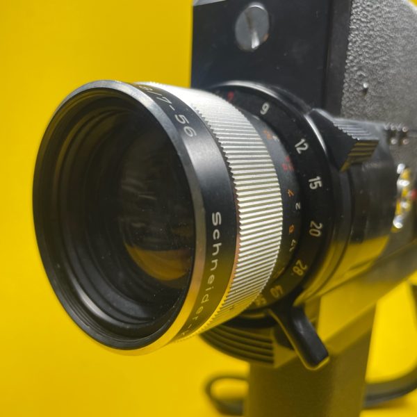 Caméra Super 8 d'occasion : ZEISS IKON M 808 Electronic en très bon état / Schneider-Kreunzach Moviflex-Variogon f: 1.8 \ F: 7-56 mm BACKTOSUPER8