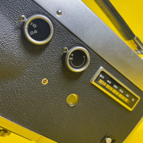 Caméra Super 8 d'occasion : ELMO SUPER 104 en très bon état / Elmo Zoom f: 1.8 \ F: 8.5-34 mm BACK TO SUPER 8